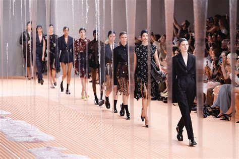 prada sfilata live|Watch the Prada spring/summer 2025 show here .